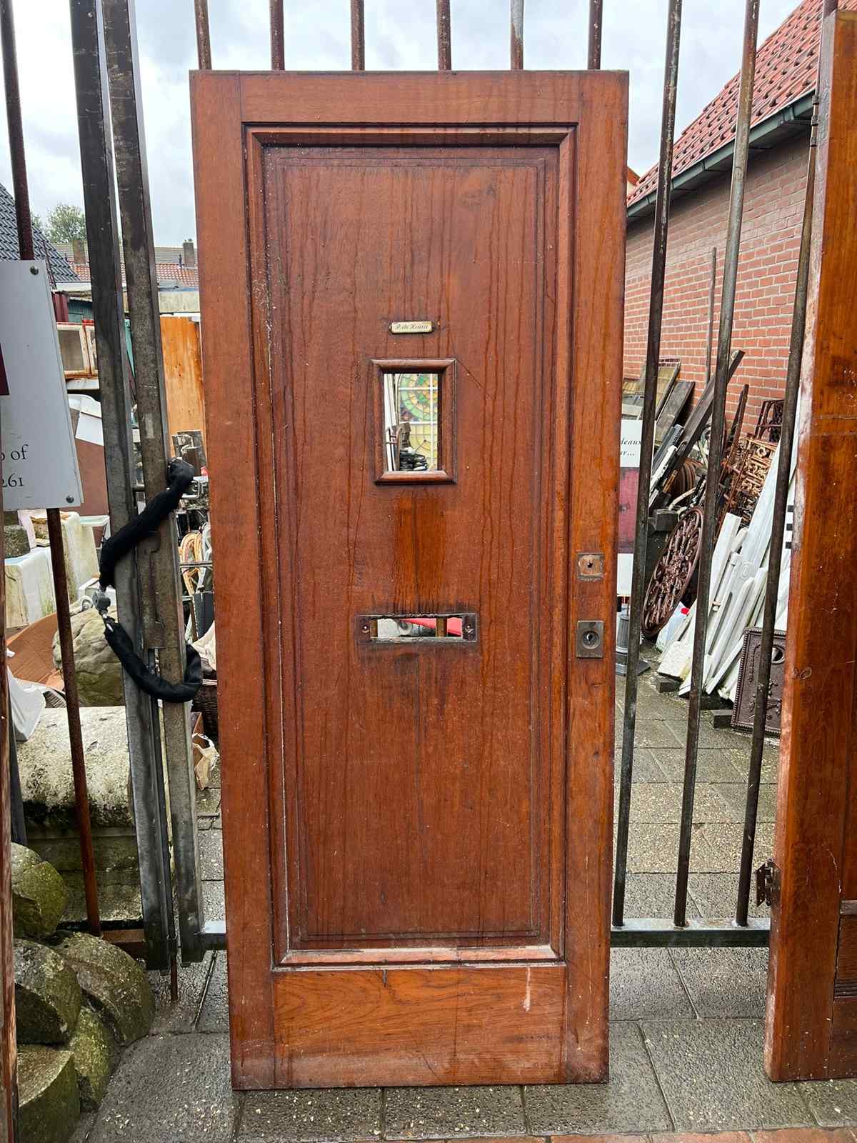 Hardhouten voordeur met ruitje — Oude hardhouten voordeur met ruitje.