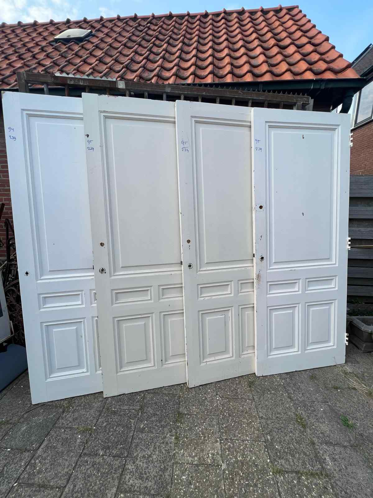 4 identieke paneeldeuren — Mooie set paneeldeuren. De antieke deuren zijn ca 95 cm breed en 235 cm hoog.