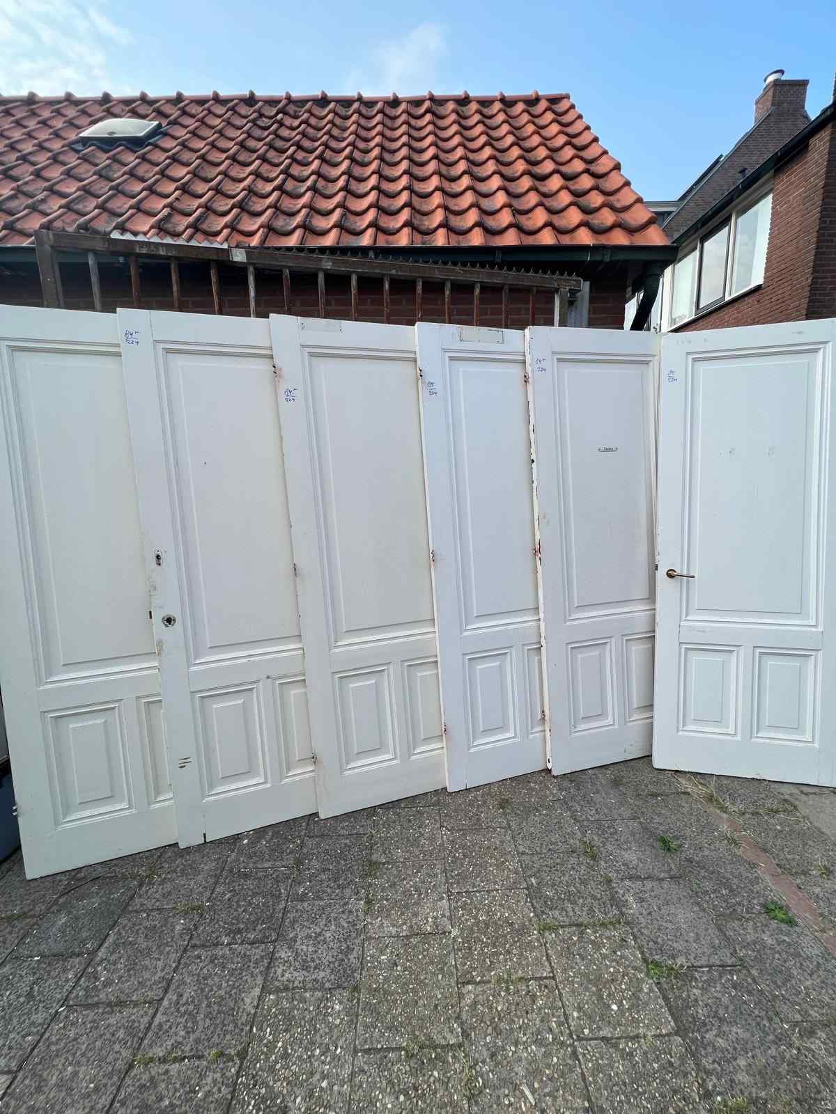 Set van 6 oude paneeldeuren — Prachtige set antieke paneeldeuren. De deuren bevatten 3 panelen. ca 85 cm breed en 224 hoog.