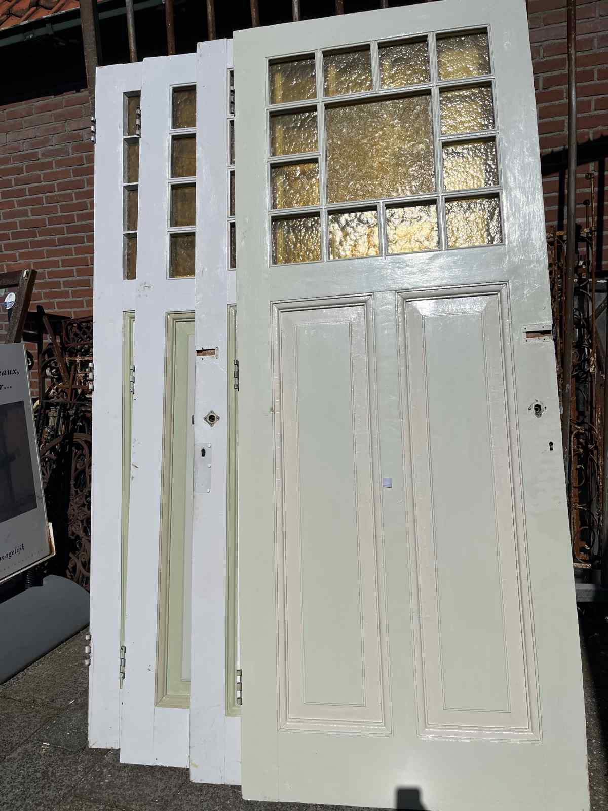 Partij paneeldeuren met glas — Partij van 4 antieke paneeldeuren. De deuren zijn ca 90cm breed en 230cm hoog.