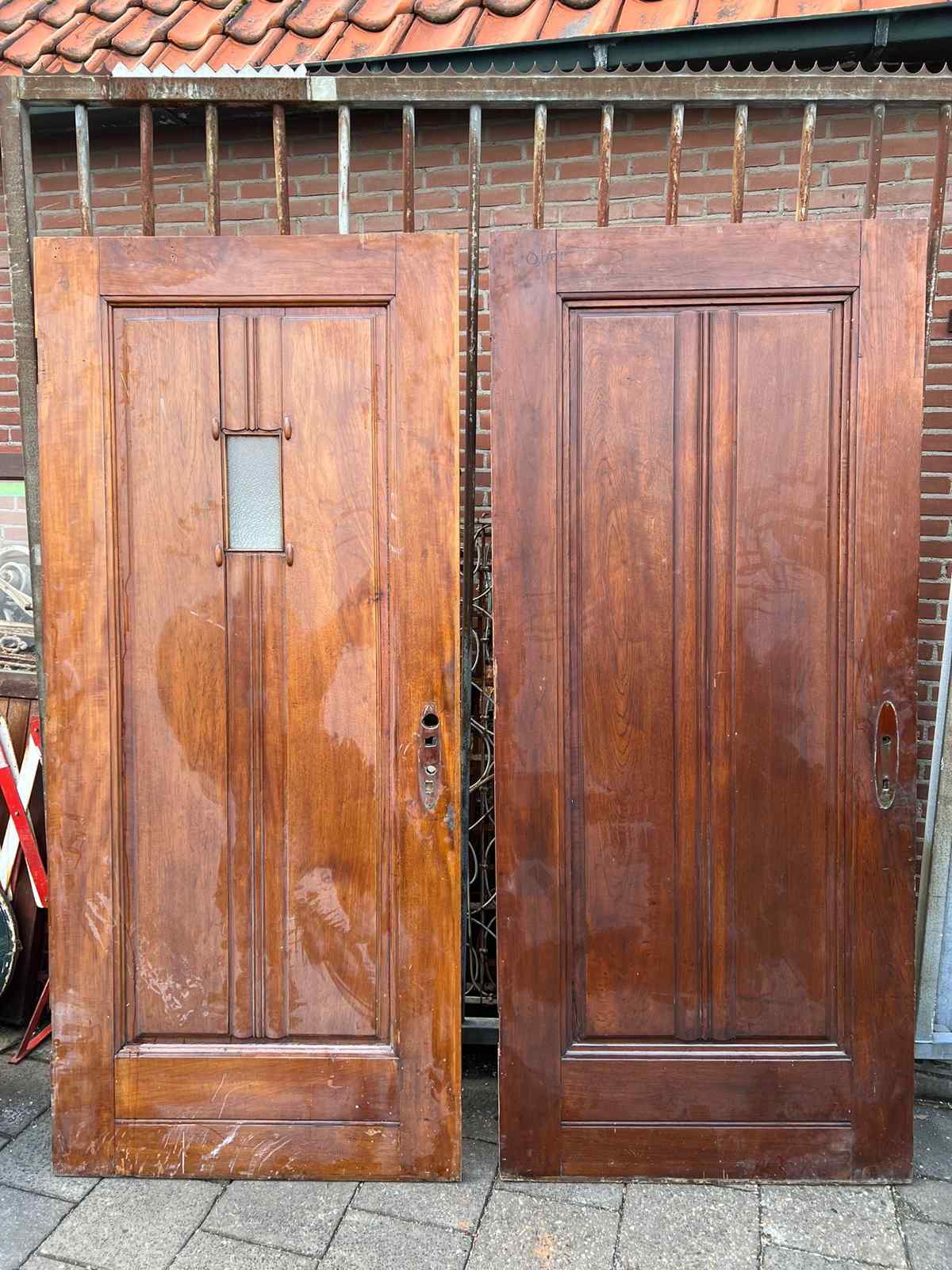 Hardhouten paneeldeuren — Hardhouten paneeldeuren. De deuren verkeren in goede staat.