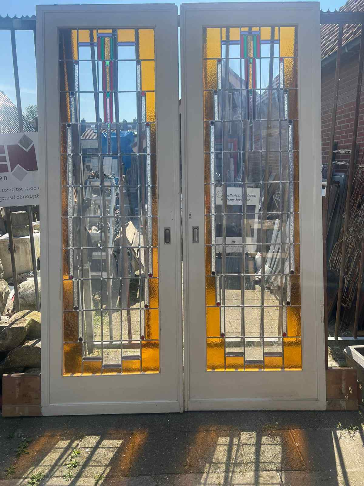 Ensuite deuren glas in lood.