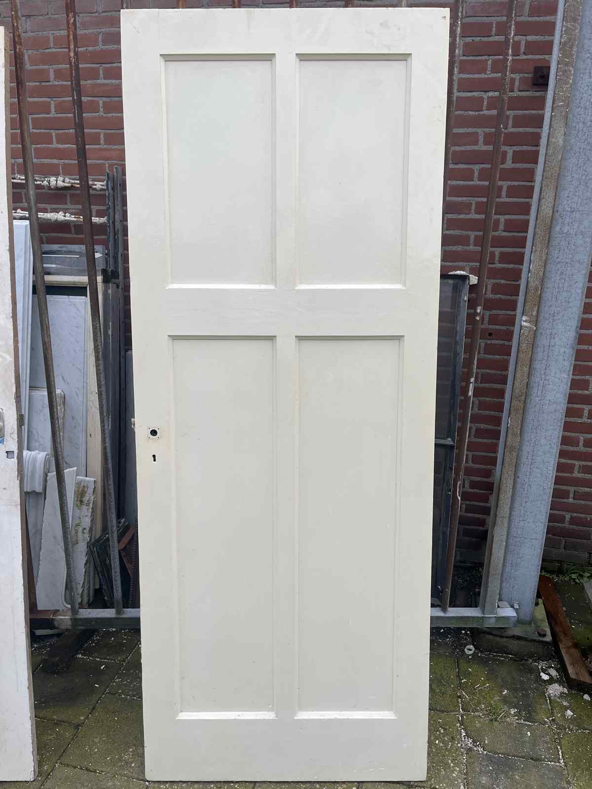 Paneeldeur 4 vakken verticaal — Paneeldeur 4 vakken verticaal. Ca 83 cm bij 211 cm.