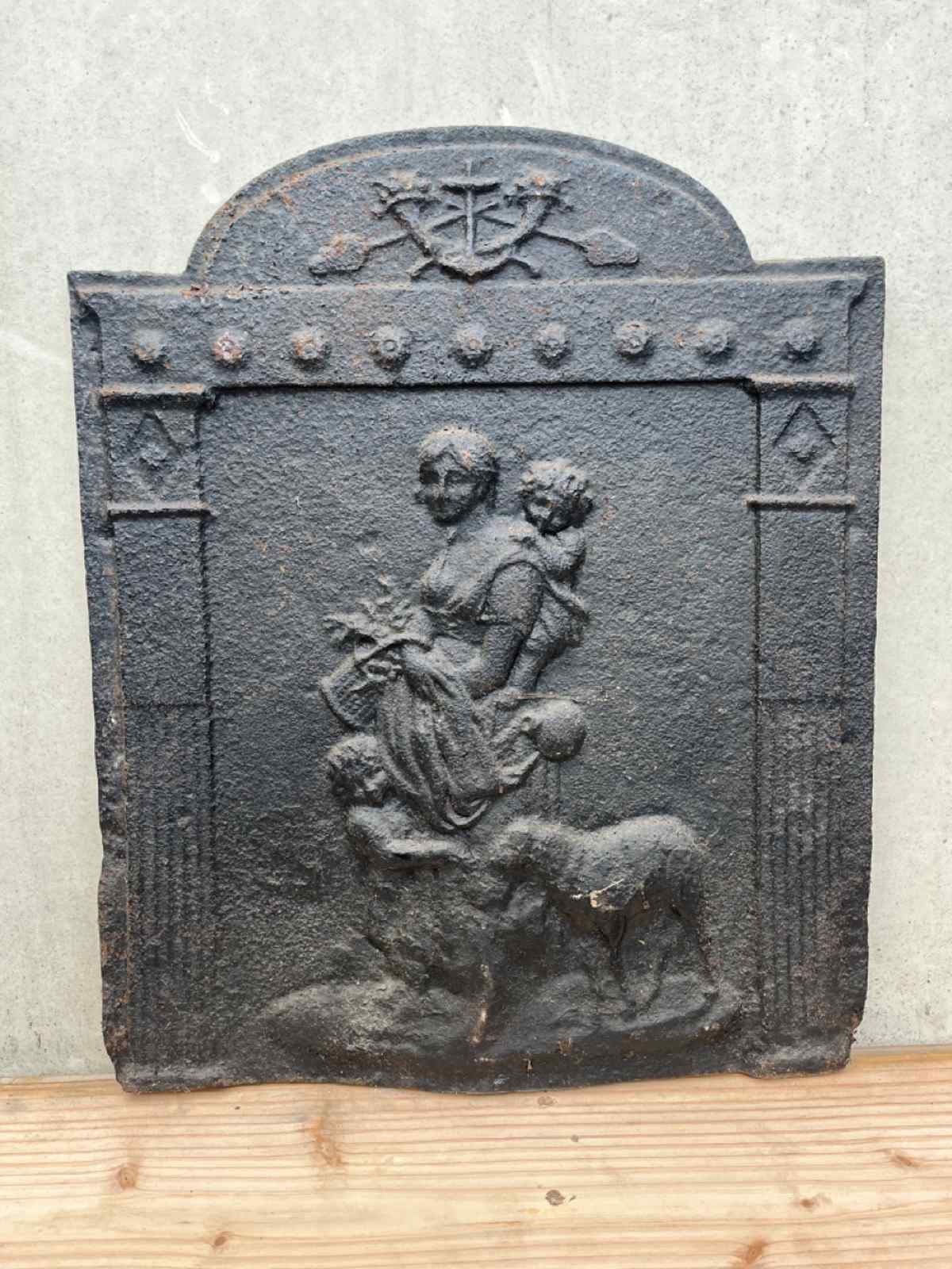 Antieke gietijzeren haardplaat — Antieke gietijzeren haardplaat