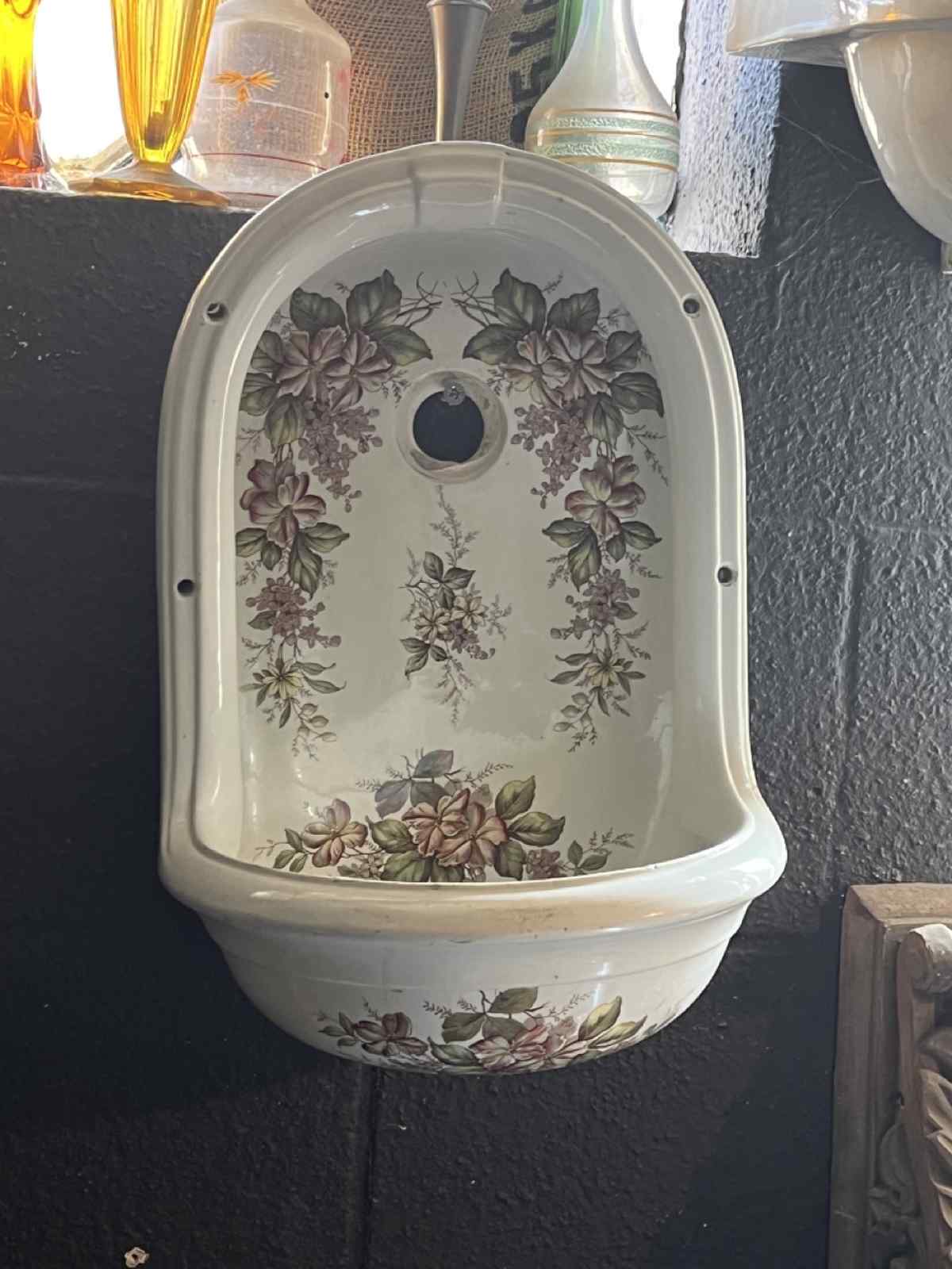 Kleurrijk antiek fonteintje — Oud porseleinen fonteintje met prachtige kleurrijke decoratie.
