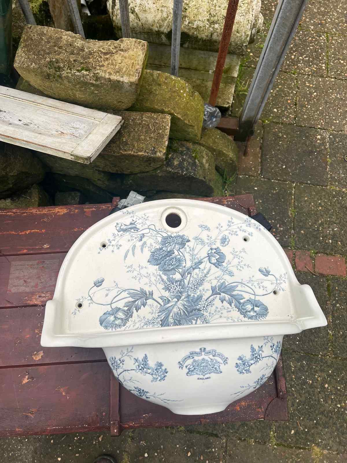 Antiek fonteintje met ronde achterplaat — Antiek beschilderd fonteintje met ronde achterplaat