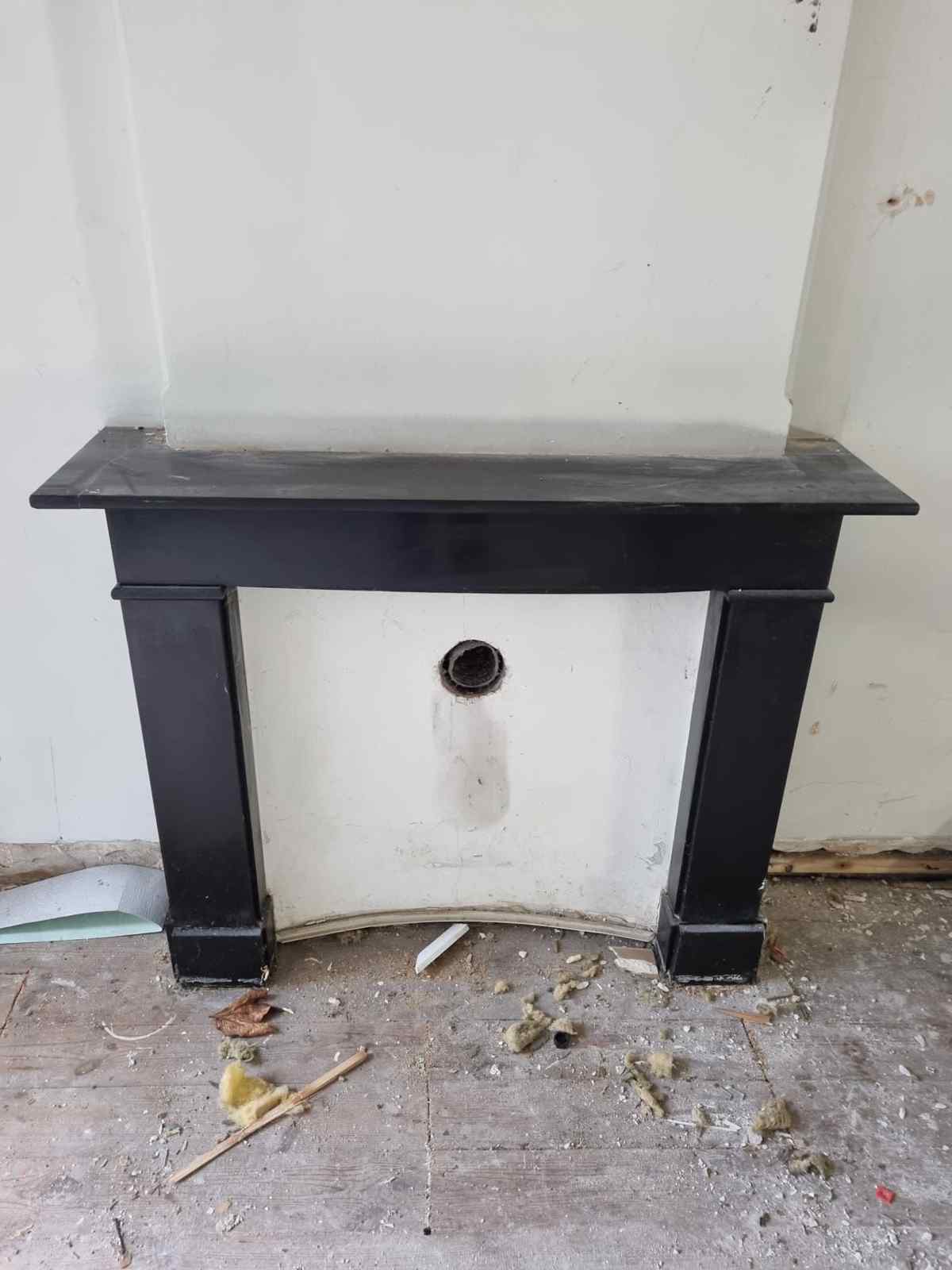 Strakke zwart marmeren schouw — Strakke zwart marmeren schouw. In zeer goede staat.