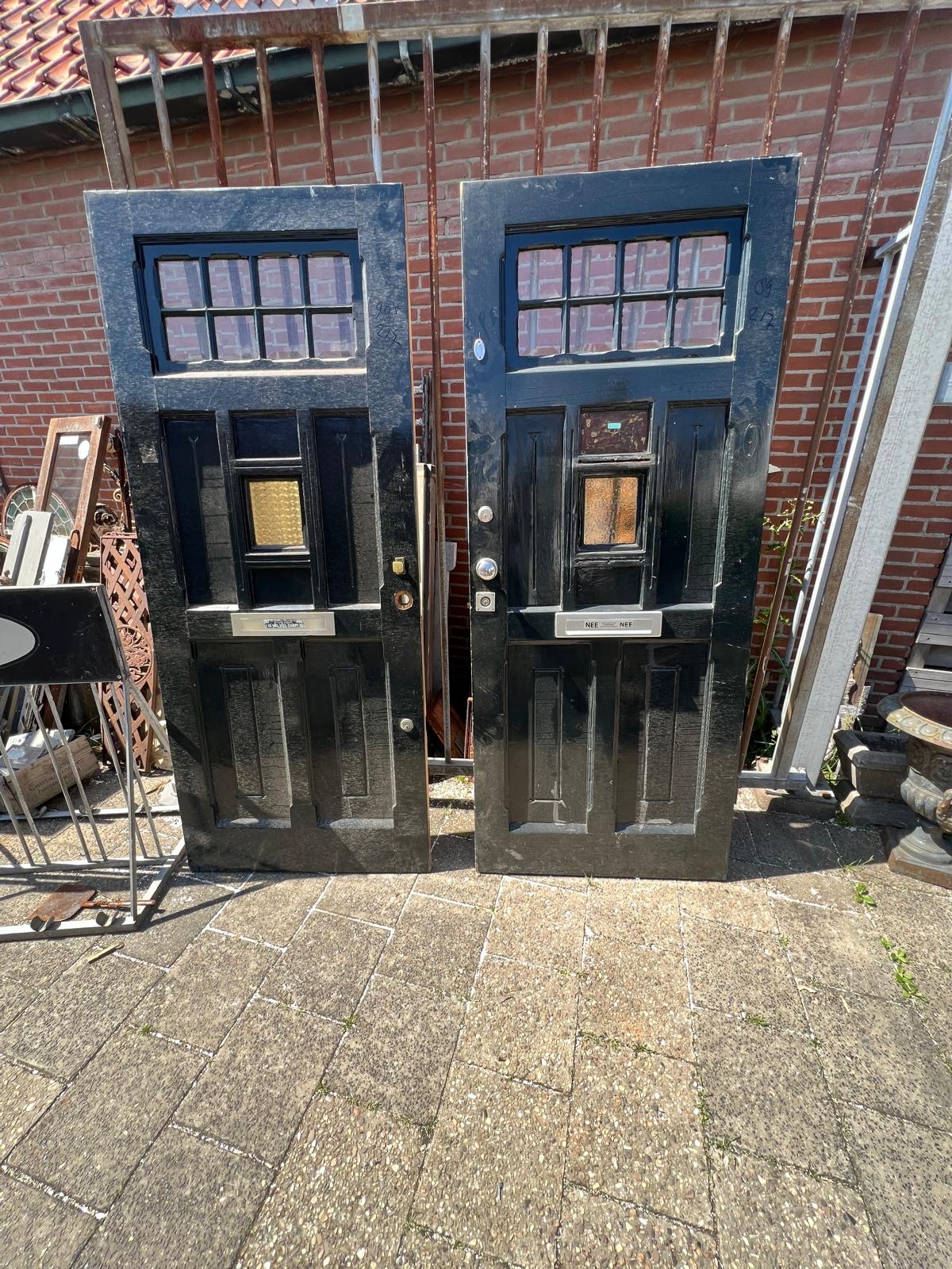 2 identieke voordeuren — Set van 2 identieke voordeuren