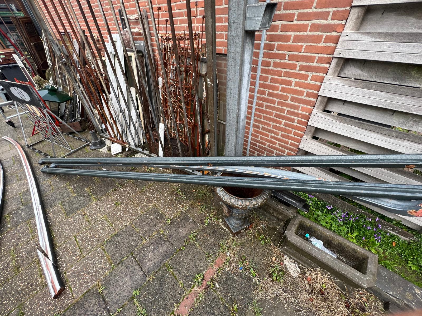 Lange antieke leuning met krul